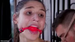 تشغيل الثلاثي الشرجي البري للرجل الموشوم مع زوجة الأب وابنة الزوجة