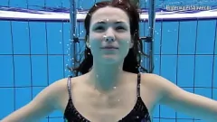 Reproduzir Show pornô subaquático escaldante de Adriana e Katka na piscina profunda