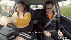 Odtwórz Pulchna eurobabe zostaje zerżnięta w samochodzie przez swojego instruktora nauki jazdy, ciesząc się dziką ręczną robotą i akcją na pieska