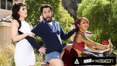 Reproducir Madrastra cachonda se une a su marido pervertido y a su hijastra sucia para un trío salvaje después de pillarlos follando duro