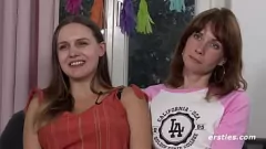 Redare Lesbienele germane pasionate se bucură de joacă intensă cu un vibrator și acțiune în stil cățeluș cu jucării vibrante