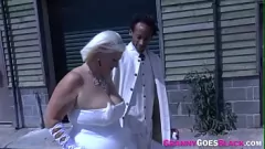 Jouer Lacey Starr, la grand-mère aux gros seins, chevauche une énorme bite noire dans ce porno interracial hardcore.