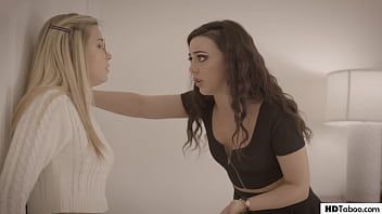Abspielen Frauen, die einen Sexboy mit nerdigen Blondinen ficken, lernen zu blasen