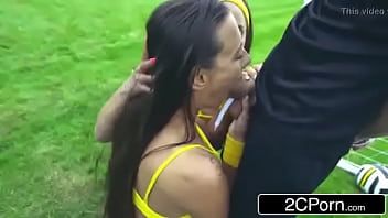 تشغيل ممارسة الجنس مع توأمين كرة قدم في الملعب