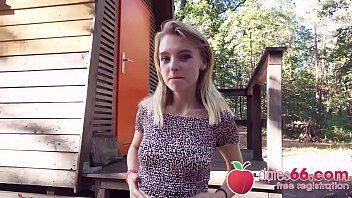 Elle escorte l'adolescente aux petits seins filmée lorsqu'elle se fait sucer et baiser dans la voiture