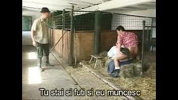 Odtwórz Gruba kobieta uprawiająca seks w stajni z 2 mężczyznami obok krów