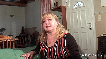 Afspelen Dikke oude vrouw geneukt in haar kutje met vlokken van een jongere