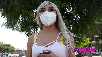Adolescente latina tiene un cuerpo hermoso y un coño súper húmedo