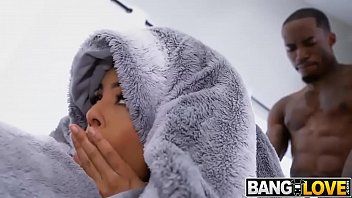 play Bruneta sexy isi ia pula in gaoz de la un negrotei