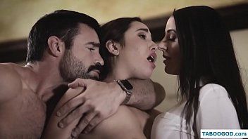 تشغيل اثنين من السمراوات مارس الجنس واحدة تلو الأخرى في كس