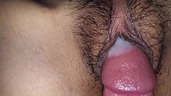 تشغيل اخترقت الآسيوية من قبل رجل فاضح في كس حتى تنزل في بوسها