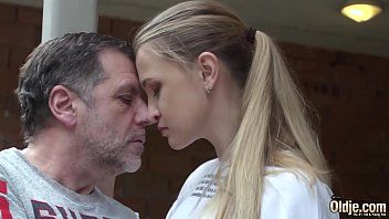 Reproduzir Ele fode com força na bunda e depois quer lamber com força na bunda, mas ele não o deixa