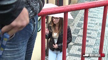 play naomi a payé pour faire du xxx en public avec un mec avec un petit pénis