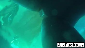 play Hardcore sex throws her in the water at the pool - porn movies
