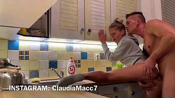 Jouer L'homme enregistre avec son téléphone comment sa petite amie entre dans la cuisine