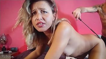 يصفعها على مؤخرتها ويجعل xxx صعبًا