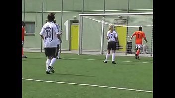 Reproduzir o time de futebol misto ganha a partida e o bufão faz xxx no grupo no vestiário