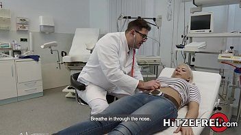 play Lili pieprzy swojego ginekologa z wyprostowanym penisem