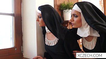 Reproducir La madre y el alumno de Shardcoreta lamen a sus mujeres en el monasterio