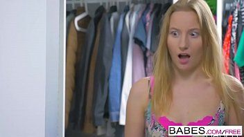 Abspielen Der zu ausgebeulte Stieffreund geht ins Badezimmer, um zu sehen, ob das Kind um die Eichel herum ein Bad nimmt
