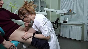 Abspielen Die Zahnärztin gibt einem sehr heißen Mann mit ihrem Körper mit appetitlichen Formen im Büro einen Blowjob