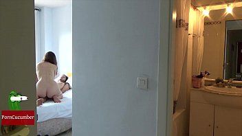 Abspielen Er erwischt seine Schwester beim Sex mit ihrem Mann
