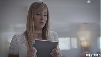 Abspielen Die Blondine wird von ihrem Partner mit seinen Fingern an ihrem Arsch gestreichelt und anschließend von ihm gefickt