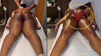 Abspielen Der therapeutische Massagelehrer kommt bei einem Kunden zu Hause an, wo