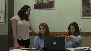 Odtwórz Chłopak penetruje dwie uczennice