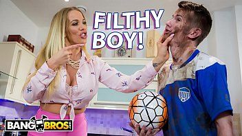 Play He penetrates this milf in several positions