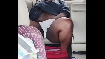 Reproduzir Menina com seios grandes monta o pênis de um homem no carro enquanto ele está em movimento