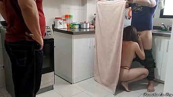 Abspielen Er penetriert die Mutter seines Freundes im Kochbereich