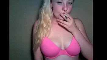 Afspelen Blonde hoer met grote borsten doet voor het eerst xxx met een onbekende man en zo lijkt het