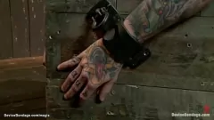 Lederverkleidetes lesbischer Domme-Spannungs-Sklave in der bizarren BDSM Fetish Session