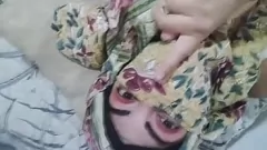 Jouer MILF arabe arabe vêtue de hijab tandis que le mari prie: un véritable orgasme