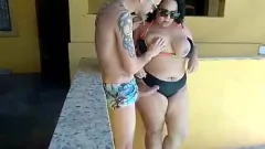 Abspielen Molliger BBW saugt einen großen Schwanz am Pool Party Porno
