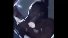 تشغيل MILF الأبنوس يعطي اللسان الشديد الشديد
